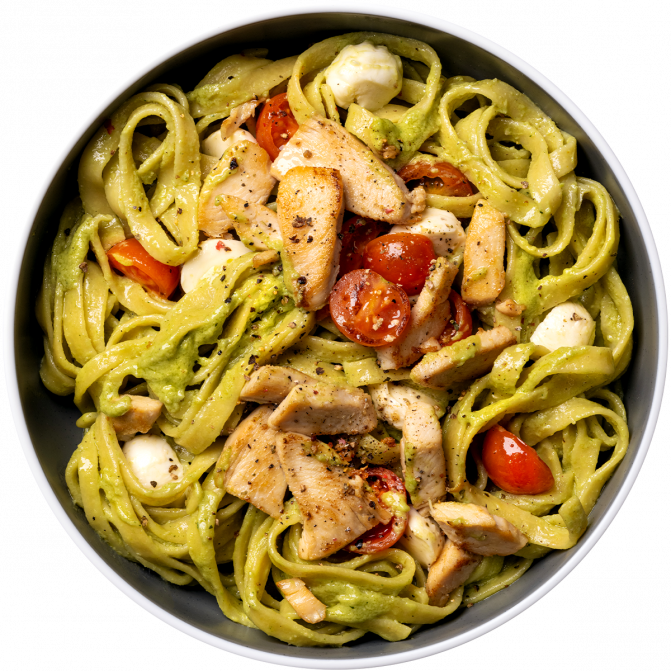 Tagliatelle s kuřecím masem, avokádovým pestem a mozzarellou
